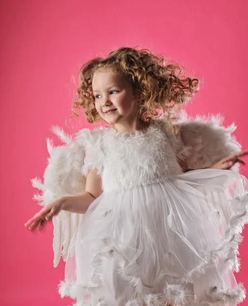 Güzel küçük melek kız pembe izole — Stok fotoğraf