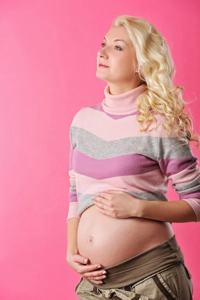 Güzel bir hamile kadın bir bebek bekliyor — Stok fotoğraf
