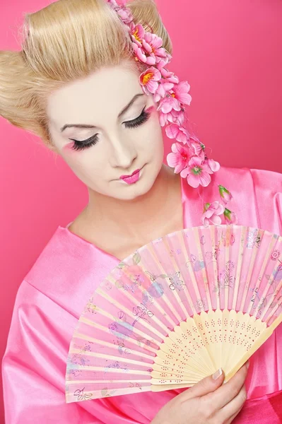 Vackra geisha med fläkt — Stockfoto