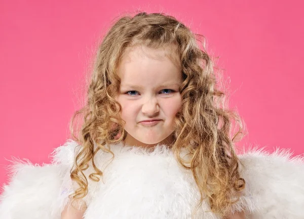 Piccolo angelo ragazza making divertente faccia — Foto Stock