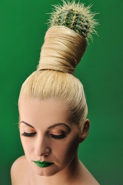 Γυναίκα με κάκτο στα μαλλιά της — Φωτογραφία Αρχείου
