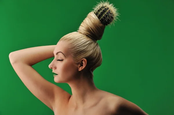 Donna con il cactus nei capelli — Foto Stock