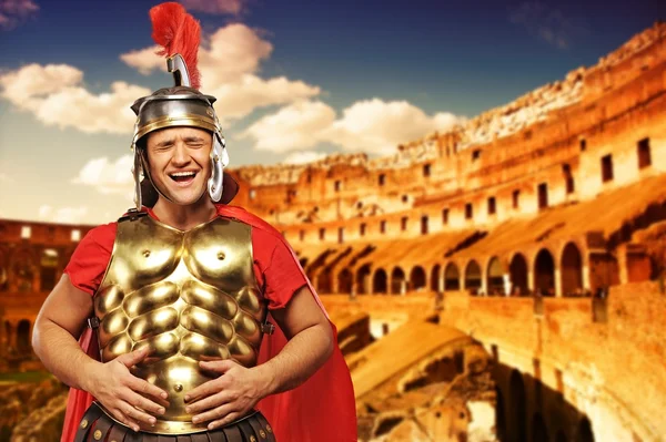 Ρωμαίο στρατιώτη λεγεωναρίων μπροστά από το Κολοσσαίο — Φωτογραφία Αρχείου