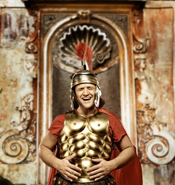 Солдат римского легиона перед древним зданием — стоковое фото