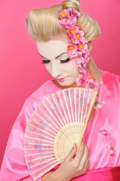 Schöne Geisha mit einem Fächer — Stockfoto