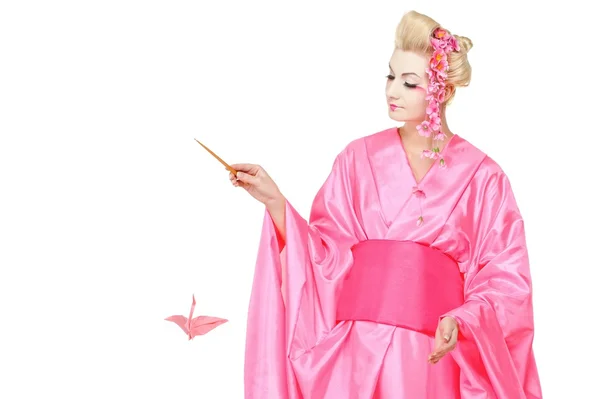 Vackra geisha håller origami fågel — Stockfoto