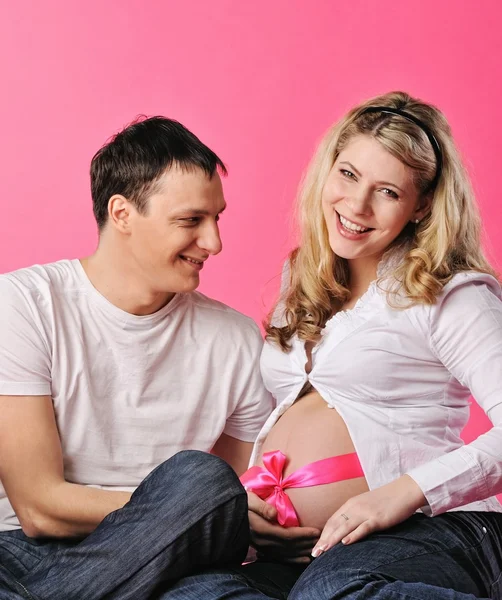 Szczęśliwa młoda para spodziewa baby girl — Zdjęcie stockowe