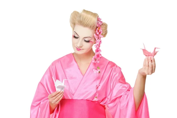 Schöne Geisha mit Origami-Vögeln — Stockfoto