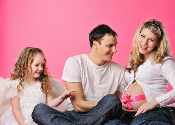 Retrato de uma jovem família feliz esperando um bebê — Fotografia de Stock