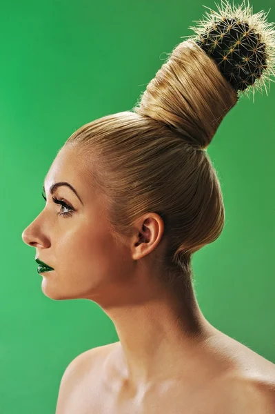 Mulher com cacto no cabelo — Fotografia de Stock