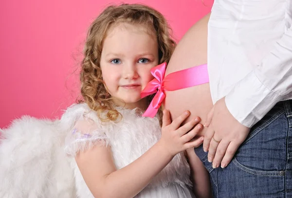 Angel holka a krásné těhotné břicho — Stock fotografie