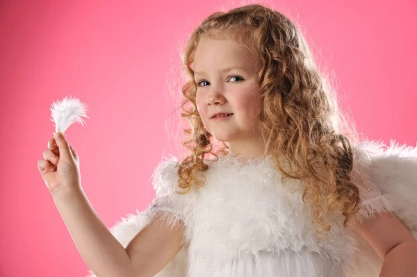Hermosa chica ángel sosteniendo una pluma — Foto de Stock