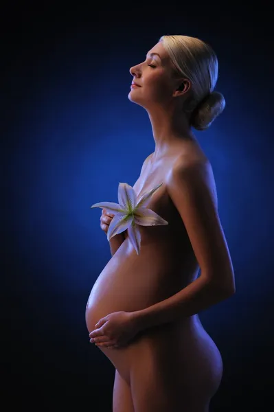 백합 꽃과 함께 아름 다운 임신한 여자거 버 꽃과 아름 다운 여자의 클로 우즈 업 초상화 — 스톡 사진