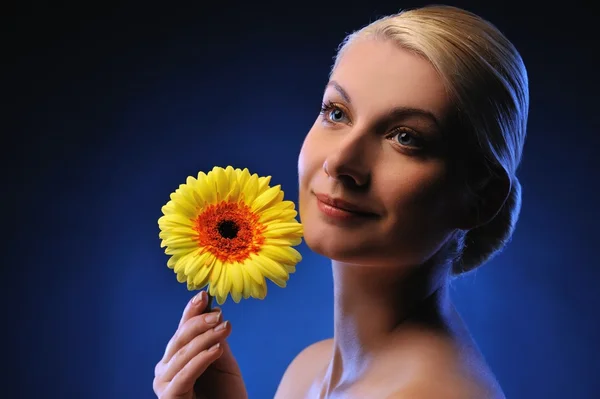 Retrato de cerca de una hermosa mujer con flor de gerber — Foto de Stock