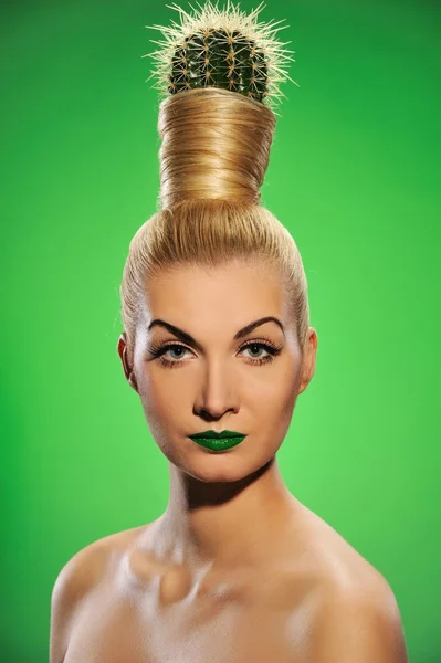 Kvinna med kaktus i håret — Stockfoto