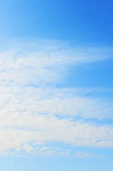 Cielo azul con nubes esponjosas —  Fotos de Stock