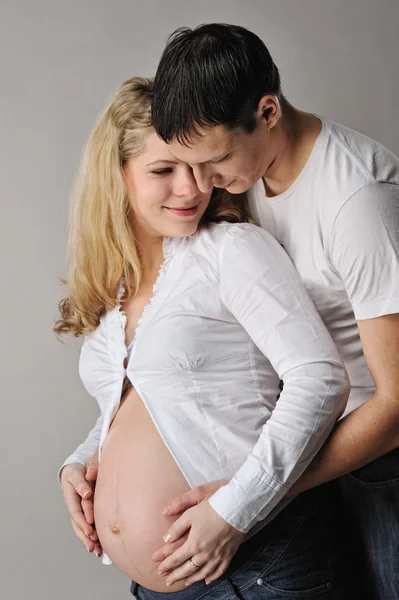 Hermosa pareja esperando un bebé —  Fotos de Stock