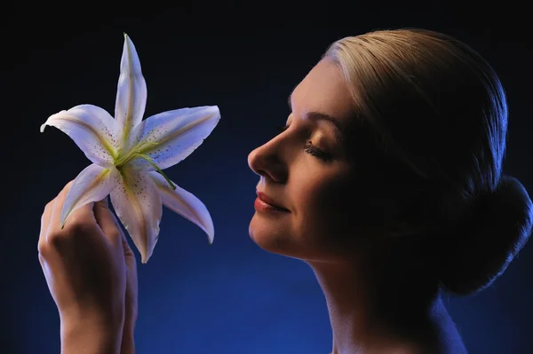 Gyönyörű fiatal nő, liliom virág, kék tónusú — Stock Fotó
