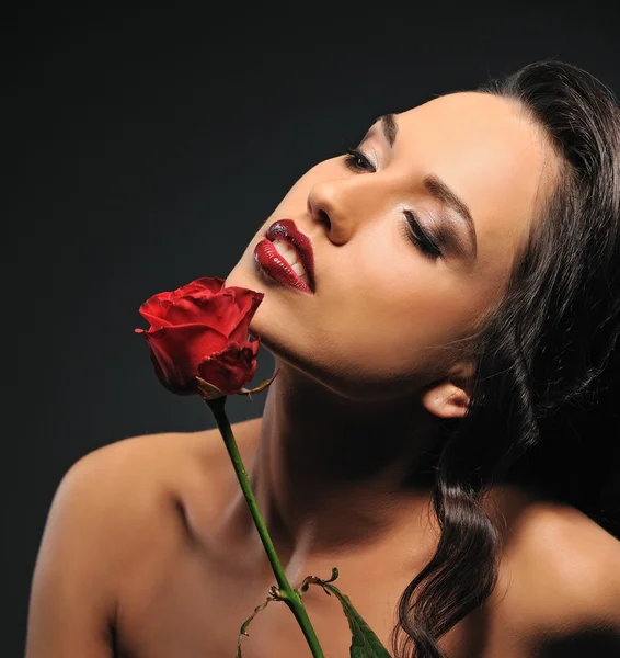 붉은 장미를 든 아름다운 여인의 초상화 — 스톡 사진