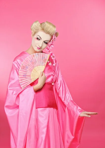 Belle geisha avec un ventilateur — Photo