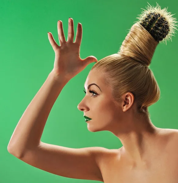 Женщина с кактусом в волосах — стоковое фото