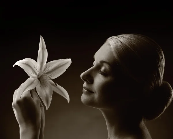 Μονόχρωμη εικόνα του μια όμορφη γυναίκα με Λουλουδι Κρινος — Φωτογραφία Αρχείου