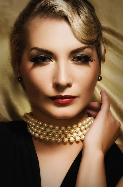 Güzel kadın retro portre — Stok fotoğraf