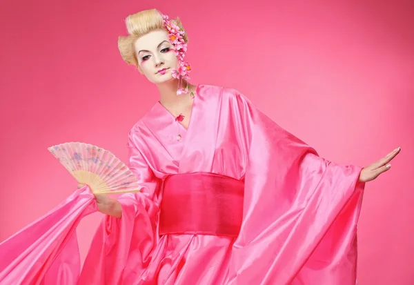 Vackra geisha med fläkt — Stockfoto