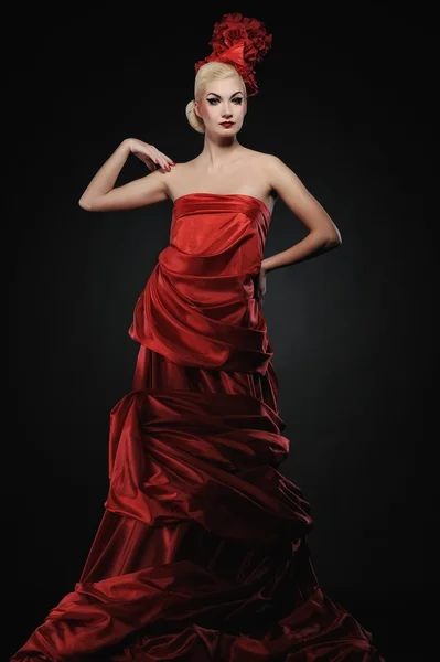 빨간 드레스에 아름 다운 아가씨 — 스톡 사진