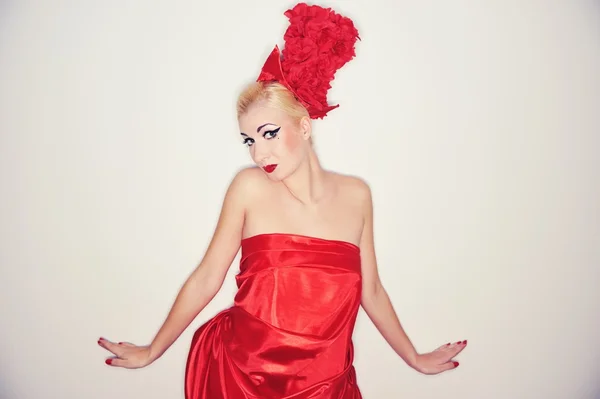 Hübsche Frau im roten Kleid — Stockfoto