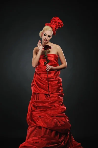Schöne Dame mit einer roten Rose — Stockfoto