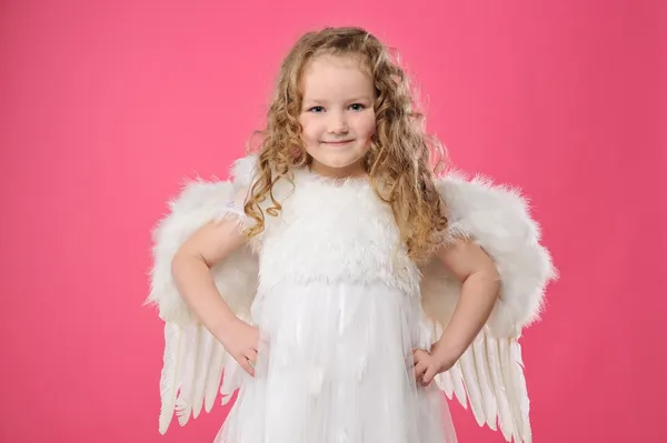 Hermosa niña ángel aislado sobre fondo rosa — Foto de Stock