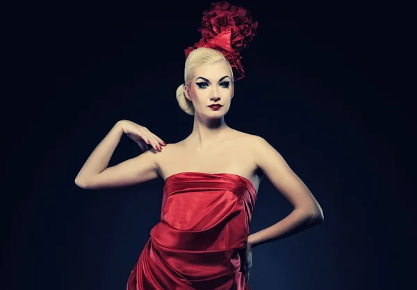 Ritratto di una bella signora in cappello rosso — Foto Stock