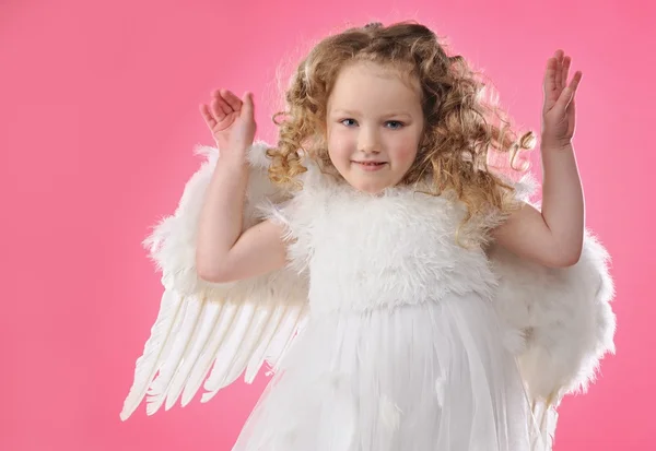 Mooie kleine engel meisje geïsoleerd op roze achtergrond — Stockfoto