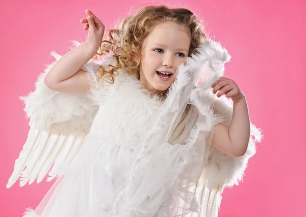 Bella bambina angelo isolato su sfondo rosa — Foto Stock