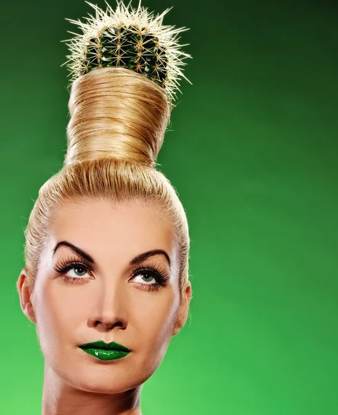 Žena s kaktus ve vlasech — Stock fotografie
