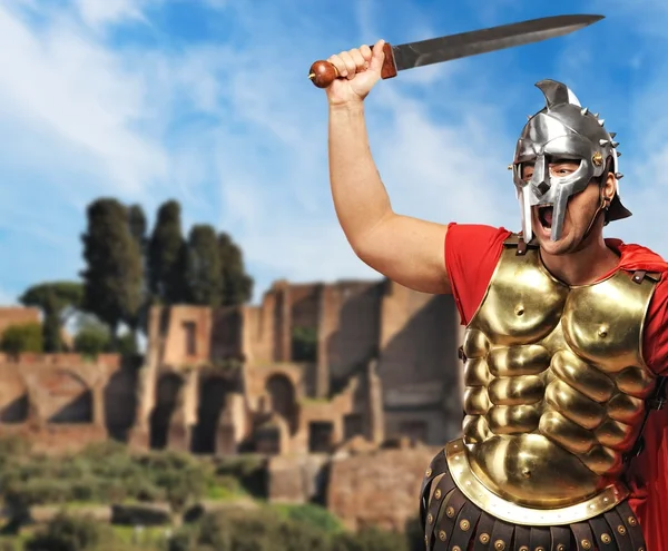 Romerska legionary soldat framför gamla Rom — Stockfoto