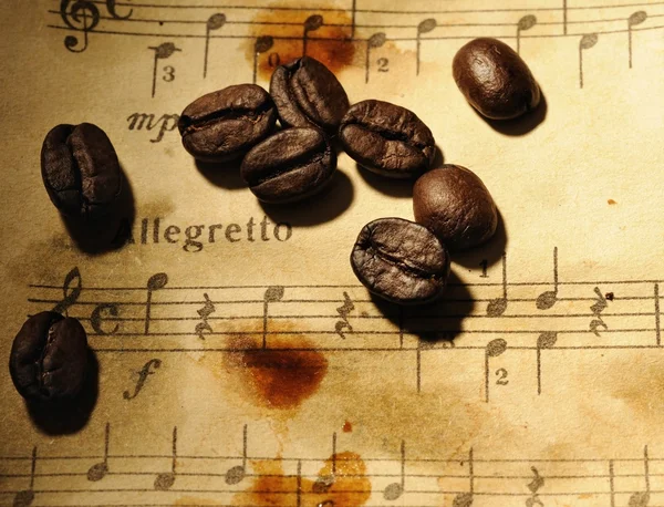 Grãos de café em um fundo musical grungy — Fotografia de Stock