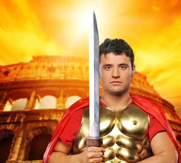 Soldat légionnaire romain devant le Colisée — Photo