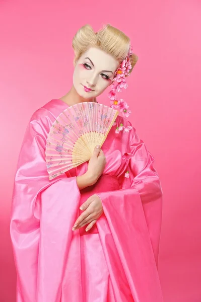 Bella geisha con un ventilatore — Foto Stock