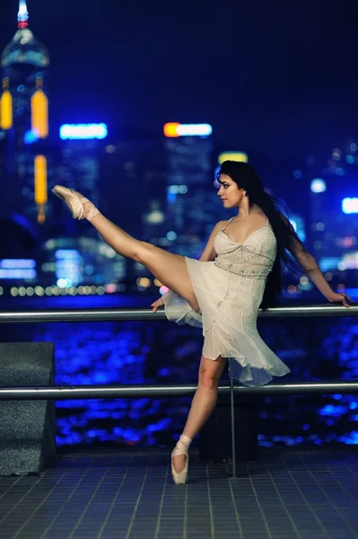 Güzel balerin açık havada — Stok fotoğraf