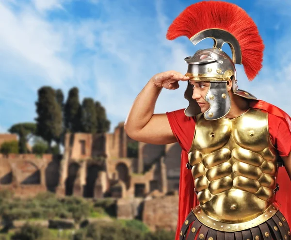 Λεγεωναρίων Ρωμαίος στρατιώτης μπροστά παλιά πόλη της Ρώμης — Φωτογραφία Αρχείου