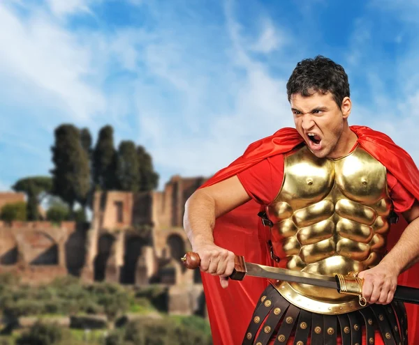 Soldado legionário romano na frente da velha cidade de Roma — Fotografia de Stock