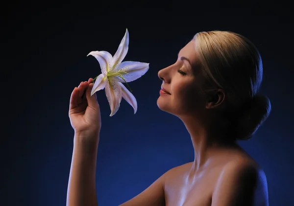 Schöne Frau mit Lilienblüte — Stockfoto