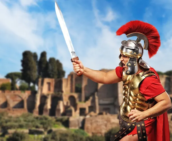 Roman legionary żołnierz z przodu stare miasto Rzym — Zdjęcie stockowe