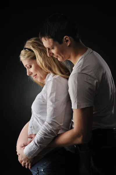Vackra par som väntar barn — Stockfoto