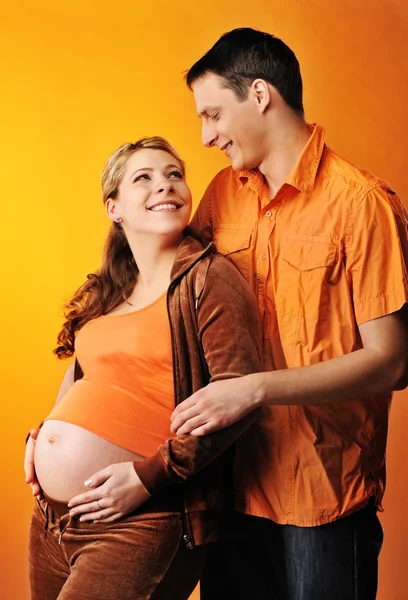 Belo casal esperando um bebê — Fotografia de Stock