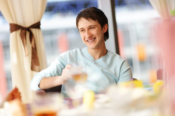 Homem feliz em um restaurante — Fotografia de Stock