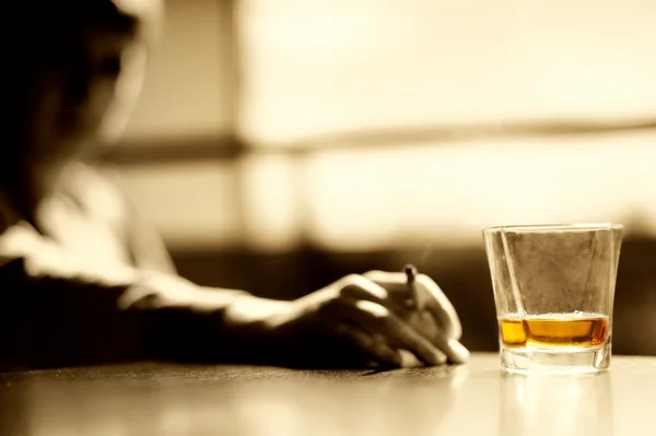 Röker man med ett glas whisky och cigarr — Stockfoto