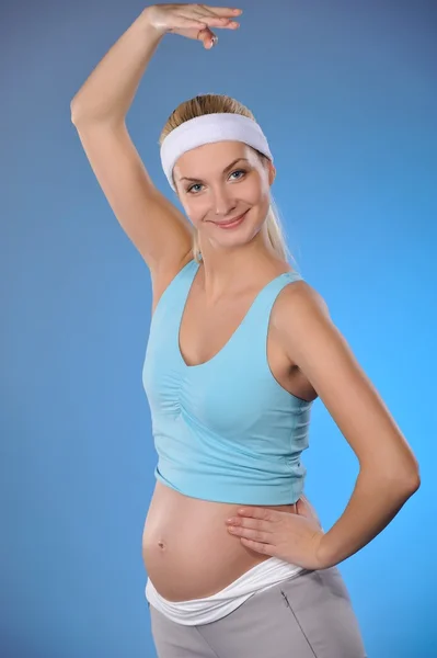 Mulher grávida bonita fazendo exercício de fitness — Fotografia de Stock